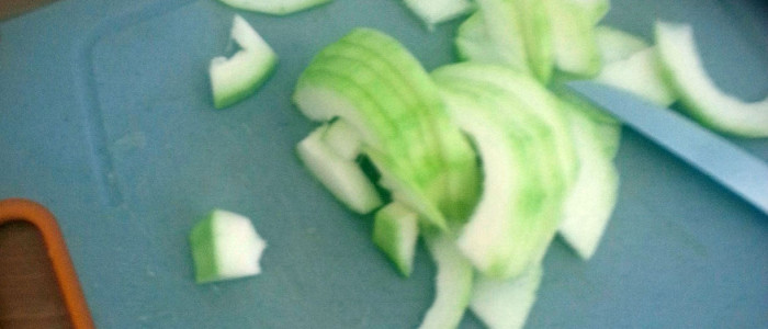 Courgette en cours de découpe