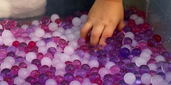 Maman Nougatine Les perles d'eau [activité sensorielle] - Maman Nougatine