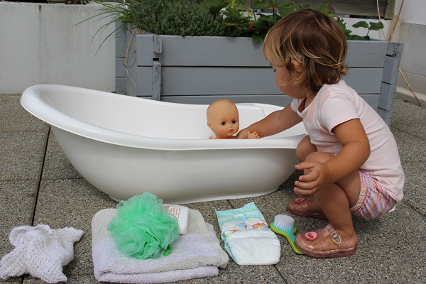 Maman Nougatine Activité: le bain du poupon. - Maman Nougatine