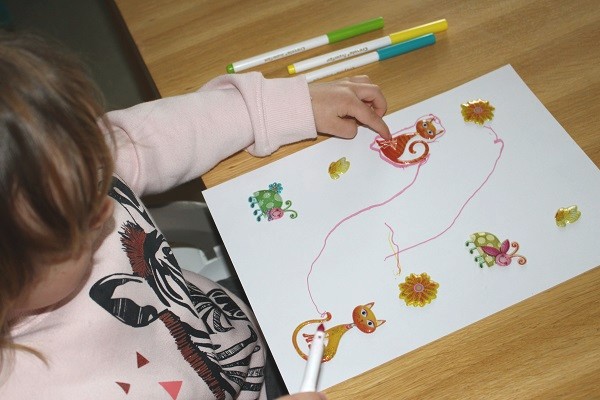 Jouer avec des gommettes, quel plaisir pour les petits !