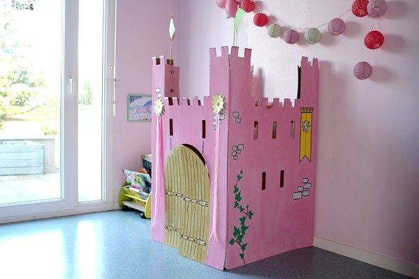 Peu Princesse Dans Le Jeu De Couronne Avec Son Château De Carton