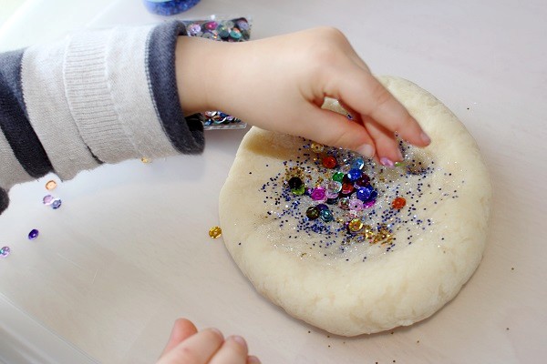 Maman Nougatine DIY: pâte à modeler à paillettes - Maman Nougatine