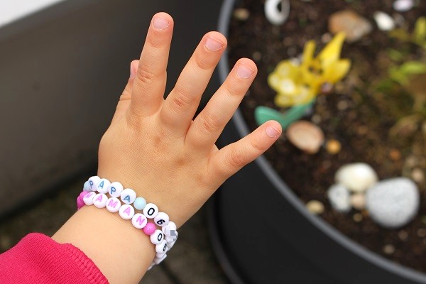 Maman Nougatine DIY: un bracelet enfant avec numéro de téléphone - Maman  Nougatine