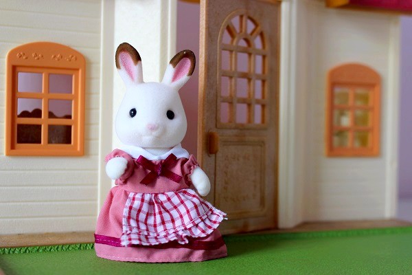 Sylvanian Families - Bébé écureuil aux noix - Dolls And Dolls