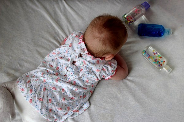 Maman Nougatine DIY: les bouteilles sensorielles pour bébé - Maman