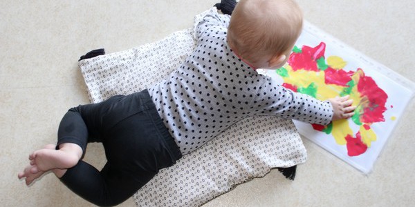 Comment faire peindre les enfants avec les mains - Bébés et Mamans