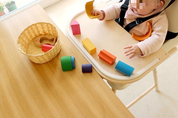 1-2 ans : puzzles et boîtes à formes lui plaisent