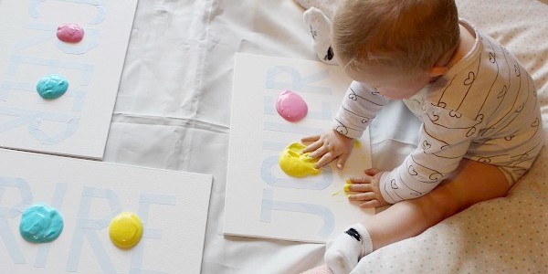 Maman Nougatine Plateau sensoriel: les spaghetti colorés [activité bébé] -  Maman Nougatine