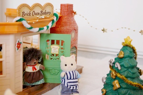 Les Sylvanian Families ont installé le sapin de Noël dans le salon