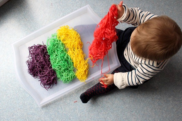 Maman Nougatine Plateau sensoriel: les spaghetti colorés [activité bébé] -  Maman Nougatine