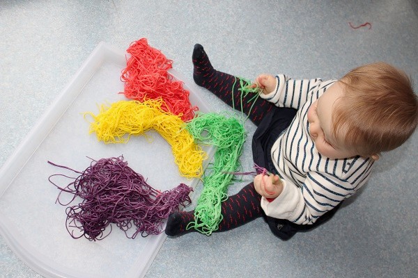 Maman Nougatine Plateau sensoriel: les spaghetti colorés [activité bébé] -  Maman Nougatine