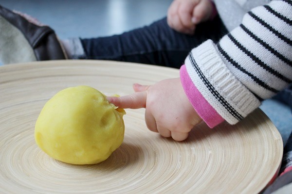 Maman Nougatine Découvrir la pâte à modeler [activité bébé