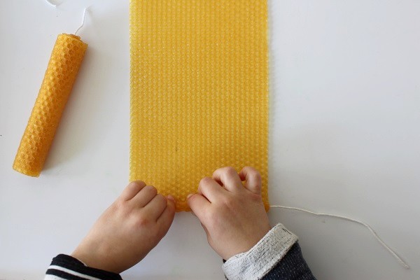 Maman Nougatine Réaliser des bougies en feuilles de cire d'abeille - Maman  Nougatine