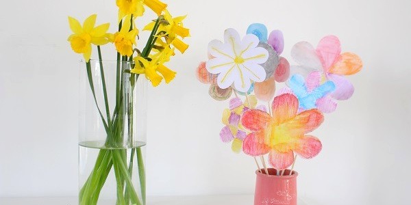 Décorer un pot de fleurs en pâte autodurcissante pour la Fête des Mamans  (et une jolie carte fleurie) 