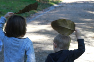 S'amuser avec de grosses feuilles