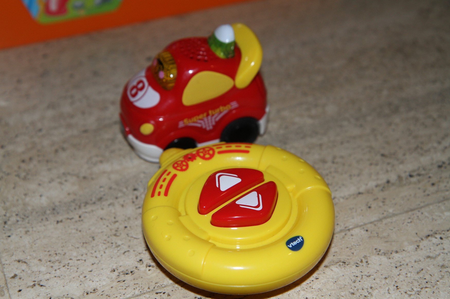 VTech - Tut Tut Bolides, Hugo Super Turbo Télécommandé, Voiture RC Enfant  avec Télécommande Adaptée aux Petites Mains, Jouet Interactif, Cadeau  Garçon