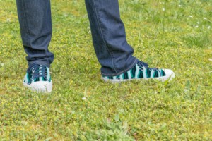 Sneakers ABIOLA adulte vert et bleu marine portées