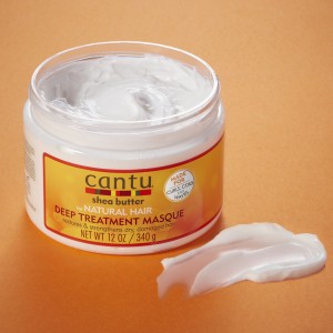 Masque sur fond orange