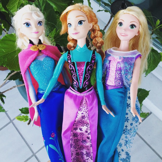 Chez nous les princesses adooooorent s'échanger leurs vêtements ! Des vraies copines ❤️ Disney frozen rapunzel